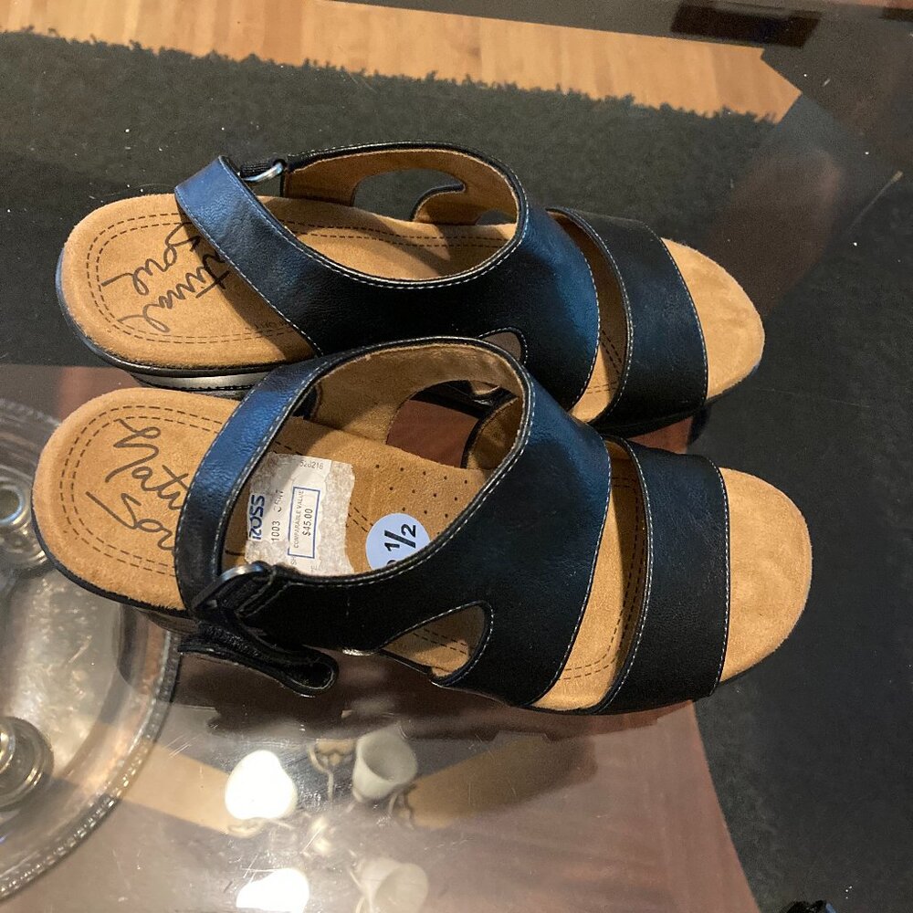 Natural Soul Leather Sandals. Black Comfort Shoes